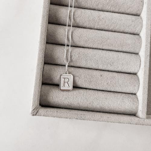 Colar pingente placa letra R 12mm 45cm