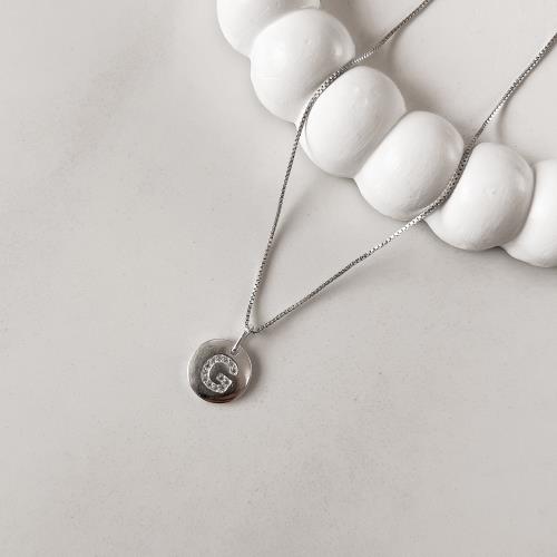 Colar pingente medalha letra G cravejada 15mm 45cm