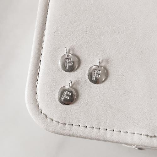 Pingente medalha letra F cravejada 15mm