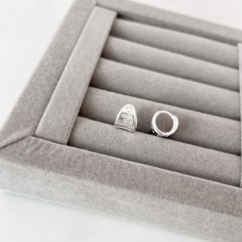 Argola click larga com zircônias 10mm detalhe corações vazados