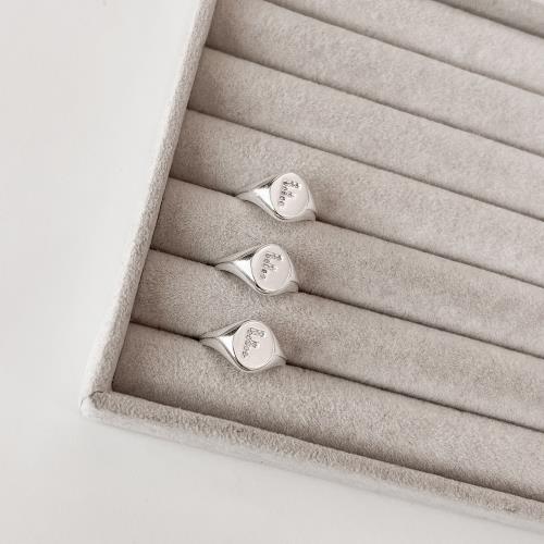 Anel oval letra F cravejada regulável G