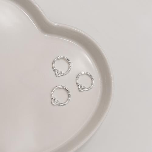 Piercing argola torcida trava com coração cravejado 13mm orelha direita