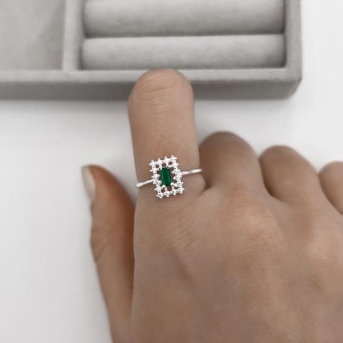 Anel zircônia retangular esmeralda com cravejado