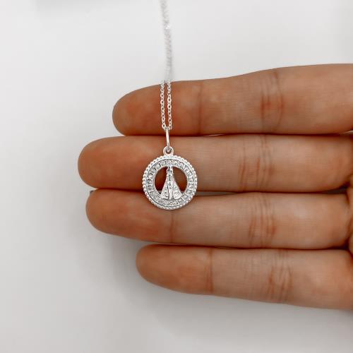 Colar pingente medalha vazada Nsa. Sra. Aparecida cravejada 15mm corrente cadeadinho 45cm