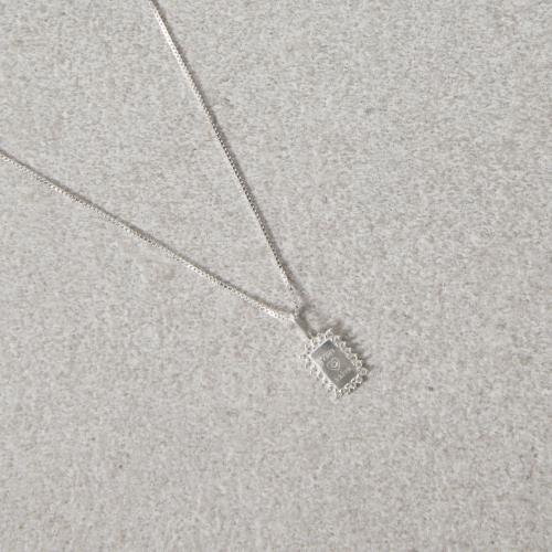 Colar pingente medalha cravejada escrito Jesus Salva 11mm 45cm