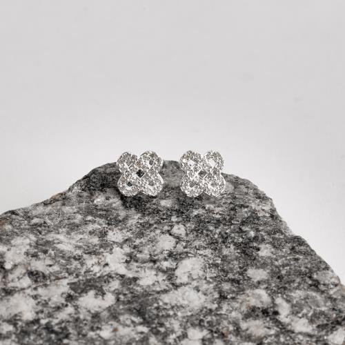 Brinco trevo vazado cravejado cristal 10mm