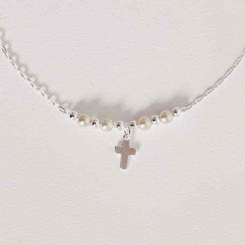 Pulseira entremeio bolas e pérolas com pingente cruz 8mm 19cm