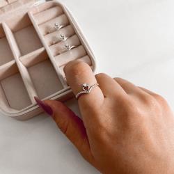 Anel V com coração vazado envelhecido