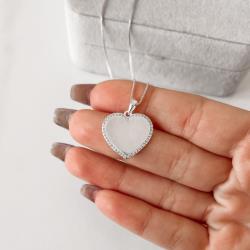 Colar pingente coração borda cravejada 17mm 45cm