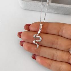 Colar pingente cobra lisa com zircônia 23mm 45cm