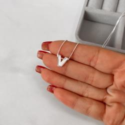 Colar letra V 9mm 45cm