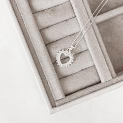 Colar pingente coração vazado com cravejado 16mm 45cm