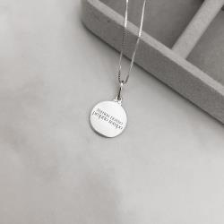 Colar pingente medalha temos nosso próprio tempo 15mm 45cm