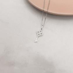 Colar pingente chave cravejada 20mm 45cm