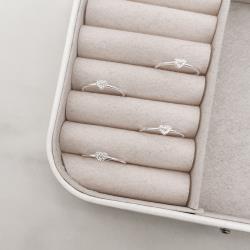 Anel mini coração vazado cravejado