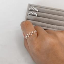 Anel losangos vazados