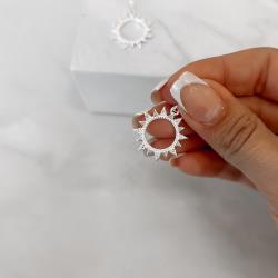 Pingente sol vazado cravejado 21mm