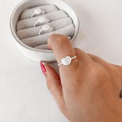 Anel torcido coração cravejado