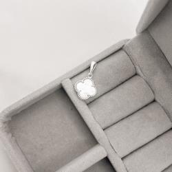 Pingente trevo madrepérola com bolinhas 12mm