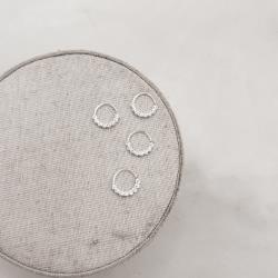 Piercing argola cravejada 10mm orelha esquerda