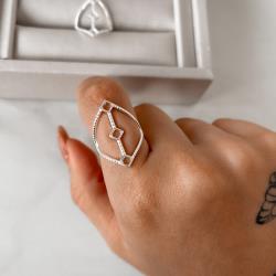 Anel losango vazado trabalhado