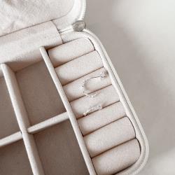 Brinco meia argola com zircônias 12mm tarraxa