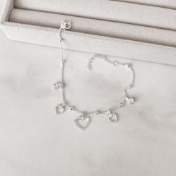 Pulseira entremeio bolas com pingentes corações vazados e zircônias