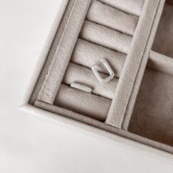 Argola click retangular cravejada 11mm