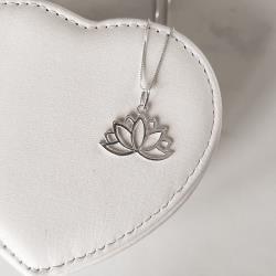 Colar pingente flor de lótus vazada 24mm 45cm