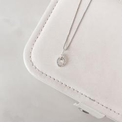 Colar pingente letra O cravejada 10mm 45cm