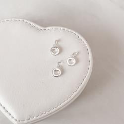 Pingente medalha coração vazado detalhe cravejado 8mm