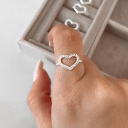 Anel coração vazado cravejado 13mm