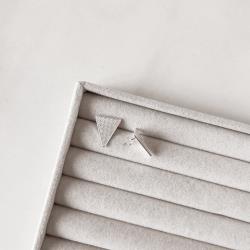 Brinco triângulo invertido desenhado 17mm