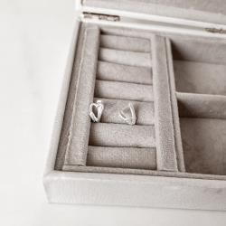 Argola click coração vazado com zircônias 12mm