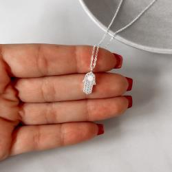 Colar pingente mão cravejada detalhe colorido 12mm corrente cadeado 40+5cm