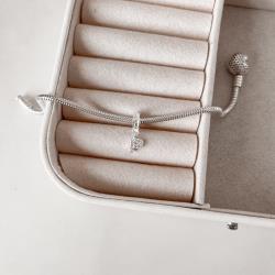 Berloque pingente letra P cravejada 6mm elo corações