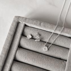 Conjunto brinco e colar trevo madrepérola com cravejado 7mm 40cm com extensor