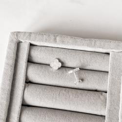 Brinco trevo madrepérola com bolinhas 10mm