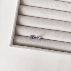 Brinco zircônia quadrada lilás 6mm