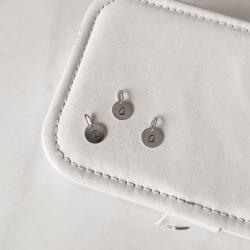 Pingente medalha letra Q 10mm