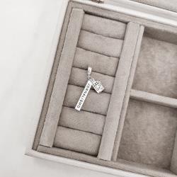 Berloque pingente placa Jornalismo com símbolo 26mm