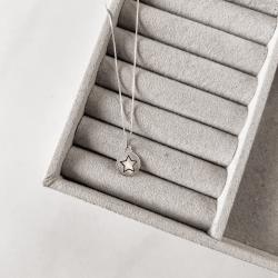 Colar pingente medalha estrela resina 45cm