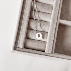 Colar madrepérola letra Q 45cm