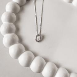 Colar letra O cravejada 45cm