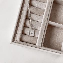 Colar pingente placa letra V 12mm 45cm