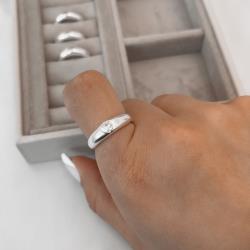 Anel largo detalhe zircônia coração