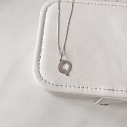 Colar pingente letra Q 45cm