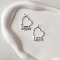 Pingente coração vazado 26mm com pingentes love