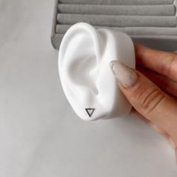 Brinco triângulo invertido vazado 6mm