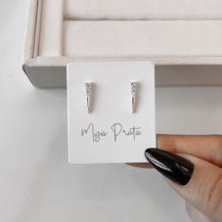 Brinco triângulo isósceles detalhe cravejado 14mm